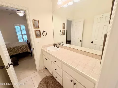 Bath - 3920 Roxbury Rd, Jackson, MS 39211 photo 4 of 7