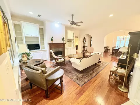 Living - 3920 Roxbury Rd, Jackson, MS 39211 photo 3 of 3