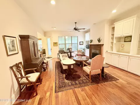 Living - 3920 Roxbury Rd, Jackson, MS 39211 photo 2 of 3