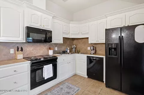 Kitchen - 326 Fairview Dr, Brandon, MS 39047 photo 2 of 2