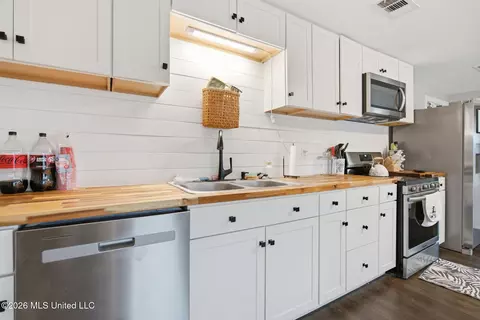 Kitchen - 1230 Weeks Rd, Lucedale, MS 39452 photo 2 of 4