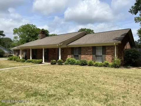 304 Shadowood Ln, Starkville, MS 39759