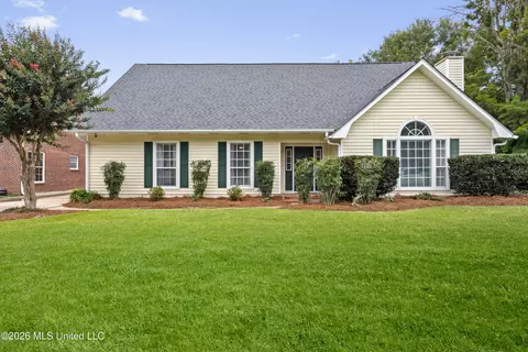 2469 Greenview Dr, Gulfport, MS 39507