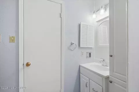 Bath - 1010 Windrose Dr, Brandon, MS 39047 photo 3 of 4