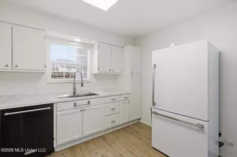 Kitchen - 1010 Windrose Dr, Brandon, MS 39047 photo 1 of 1