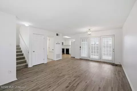 Living - 1010 Windrose Dr, Brandon, MS 39047 photo 2 of 3