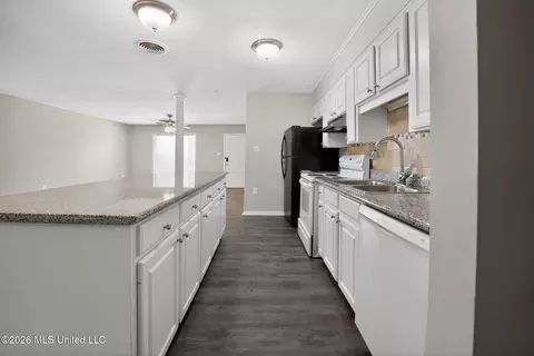 Kitchen - 405 Crestview Dr, Clinton, MS 39056 photo 1 of 2