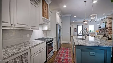 Kitchen - 46 Charleston Cir, Brandon, MS 39047 photo 3 of 4