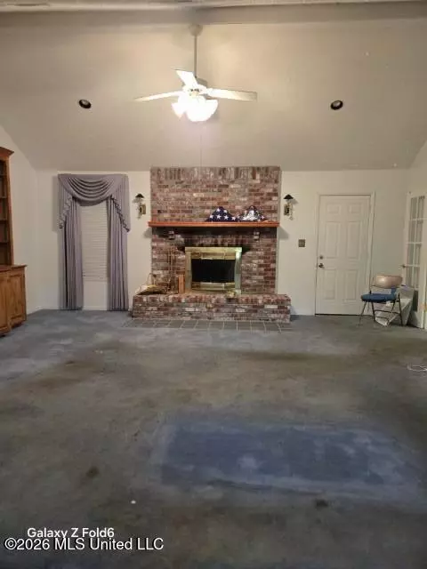 Living - 1051 Briarwood Dr, Lorman, MS 39096 photo 3 of 4