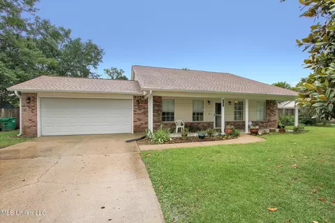 8809 Old Walnut Rd, Ocean Springs, MS 39564