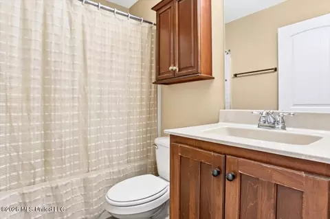 Bath - 859 W Fairway Pointe Cv, Hernando, MS 38632 photo 1 of 2