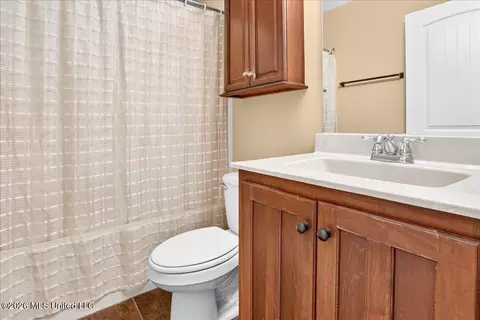 Bath - 859 W Fairway Pointe Cv, Hernando, MS 38632 photo 2 of 2