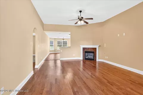 Living - 859 W Fairway Pointe Cv, Hernando, MS 38632 photo 2 of 3