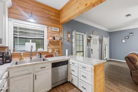 Entry Way - 1310 W Border Ave, Wiggins, MS 39577 photo 2 of 3