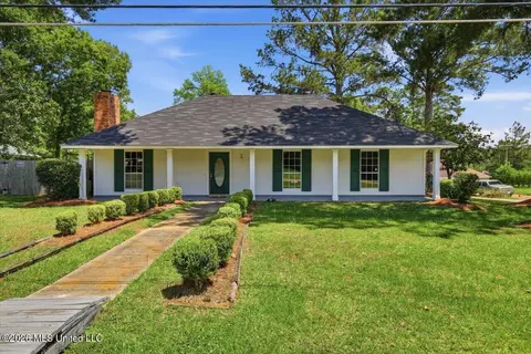 104 Lake Dockery Dr, Byram, MS 39272