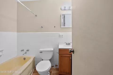 Bath - 3110 Peterson Dr, Jackson, MS 39212 photo 3 of 3