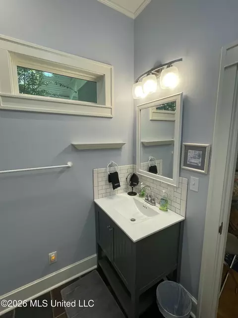 Bath - 519 S Jackson St, Brookhaven, MS 39601 photo 2 of 5