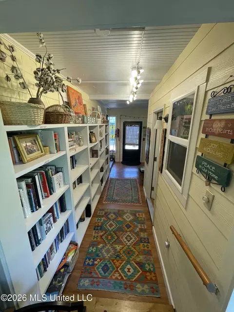 Entry Way - 519 S Jackson St, Brookhaven, MS 39601 photo 2 of 3