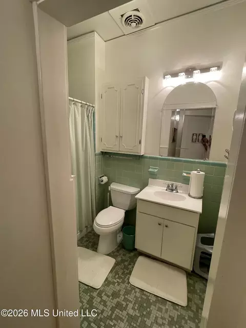 Bath - 519 S Jackson St, Brookhaven, MS 39601 photo 4 of 5