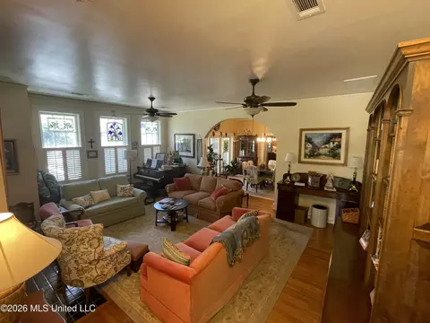 Living - 519 S Jackson St, Brookhaven, MS 39601 photo 2 of 3