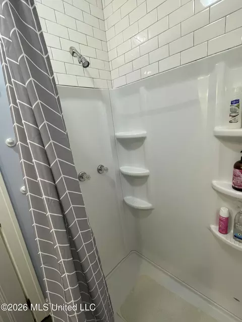 Bath - 519 S Jackson St, Brookhaven, MS 39601 photo 3 of 5