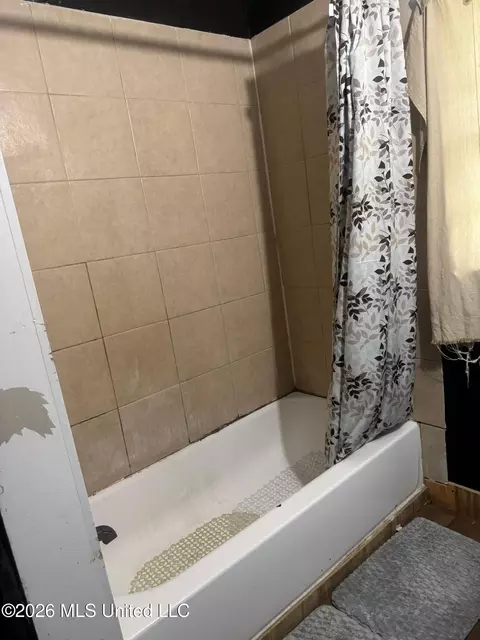 Bath - 4167 Del Rosa Dr, Jackson, MS 39206 photo 1 of 5
