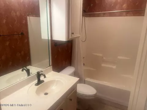 Bath - 420 Pecan Cir, Brandon, MS 39042 photo 1 of 3