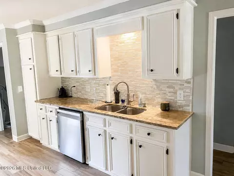 Kitchen - 420 Pecan Cir, Brandon, MS 39042 photo 3 of 3
