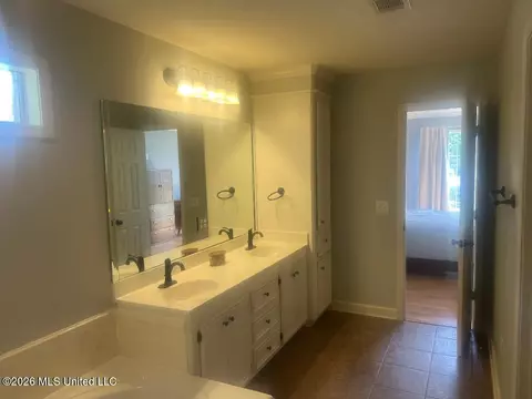 Bath - 420 Pecan Cir, Brandon, MS 39042 photo 2 of 3