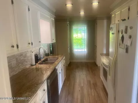 Kitchen - 420 Pecan Cir, Brandon, MS 39042 photo 2 of 3