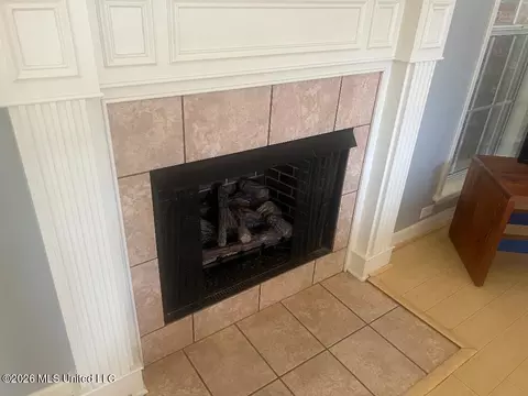 Living - 420 Pecan Cir, Brandon, MS 39042 photo 2 of 4
