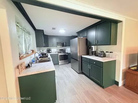 Kitchen - 10863 Ben Vorlichs Head, Hernando, MS 38632 photo 2 of 4