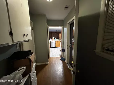Entry Way - 720 Colonial Cir, Jackson, MS 39211 photo 2 of 5