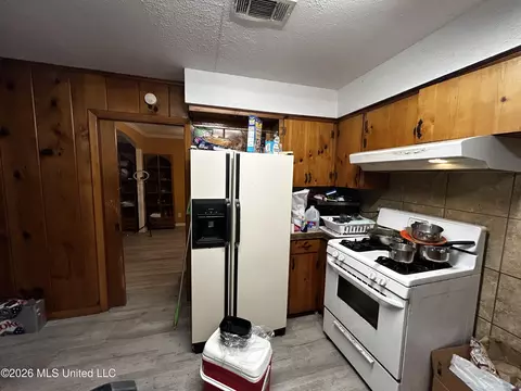 Kitchen - 720 Colonial Cir, Jackson, MS 39211 photo 2 of 3