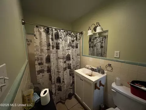 Bath - 720 Colonial Cir, Jackson, MS 39211 photo 2 of 3