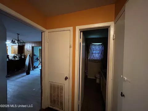 Entry Way - 720 Colonial Cir, Jackson, MS 39211 photo 3 of 5