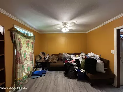 Living - 720 Colonial Cir, Jackson, MS 39211 photo 2 of 3