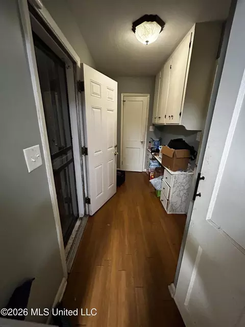 Entry Way - 720 Colonial Cir, Jackson, MS 39211 photo 1 of 5
