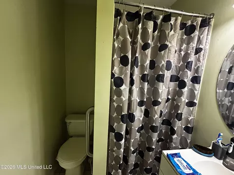 Bath - 720 Colonial Cir, Jackson, MS 39211 photo 3 of 3