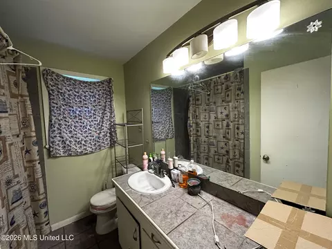 Bath - 720 Colonial Cir, Jackson, MS 39211 photo 1 of 3