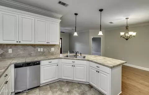 Kitchen - 164 Britton Cir, Flowood, MS 39232 photo 6 of 9
