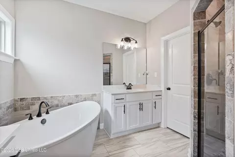 Bath - 3452 Kreunen St, Nesbit, MS 38651 photo 2 of 5