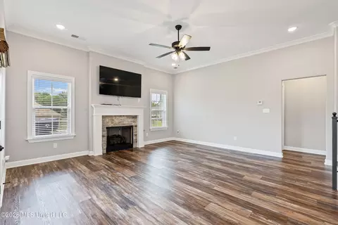 Living - 3452 Kreunen St, Nesbit, MS 38651 photo 1 of 2