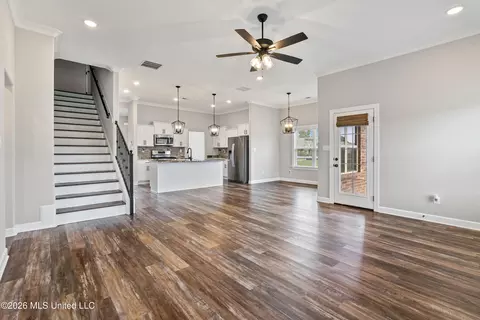 Living - 3452 Kreunen St, Nesbit, MS 38651 photo 2 of 2