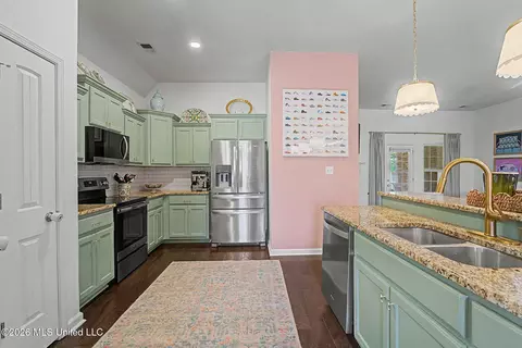 Kitchen - 143 Magnolia Gardens Dr, Hernando, MS 38632 photo 2 of 3