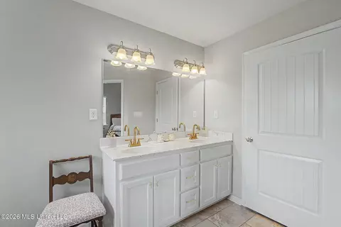 Bath - 143 Magnolia Gardens Dr, Hernando, MS 38632 photo 2 of 4