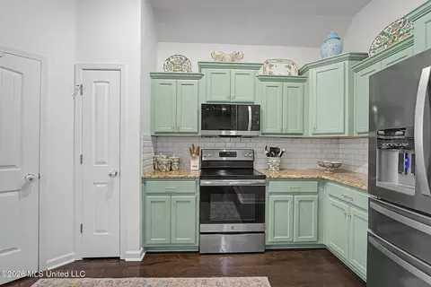 Kitchen - 143 Magnolia Gardens Dr, Hernando, MS 38632 photo 3 of 3