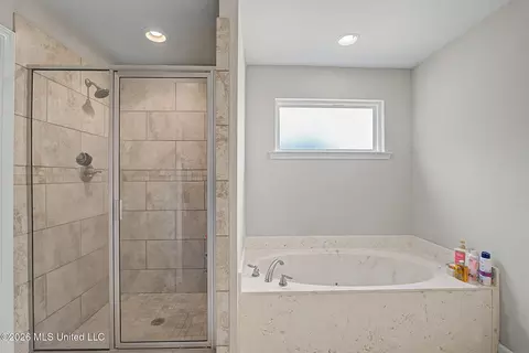 Bath - 143 Magnolia Gardens Dr, Hernando, MS 38632 photo 3 of 4