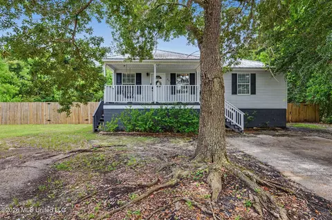 203 Mcdonald Dr, Pass Christian, MS 39571