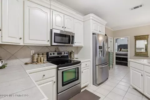 Kitchen - 406 Pecan Cir, Brandon, MS 39042 photo 3 of 4